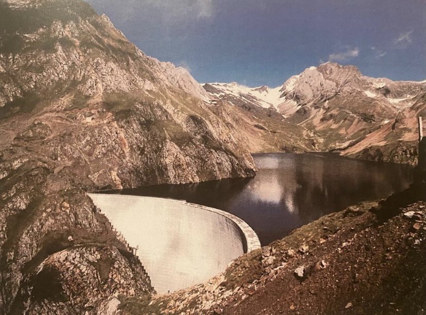 ramontremosa's tweet photo. Visitem avui la central hidroelèctrica reversible de #Moralets: l’aigua puja i baixa cada dia del pantà superior (#Llauset, a la foto, a 2.200 m.) al pantà inferior (#Baserca, a 1.400 m.). 
Al fons hi ha la tuca de #Vallibierna, el 3.000 més accessible del #Pirineu. #Ribagorça https://t.co/E9OcGxuwi3