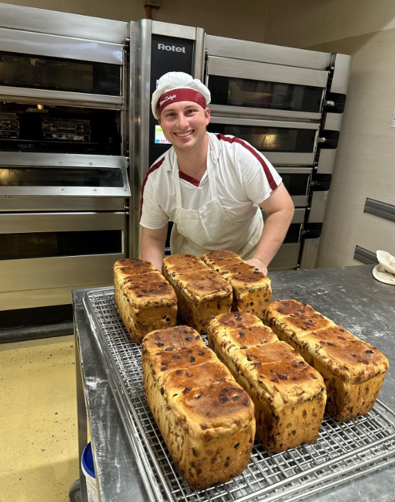 #Baking up a storm with  Bakers Delight, Casey Central.
Plenty of HOT🔥 Cinnamon &amp; Fruit Loaves and Apple &amp; Cinnamon Loaves. ♥️
Baking with a #Rotel Deck Oven...no wonder the big smile!😁
#deckoven #bakingoven 
ow.ly/Cqvs50OsX0v