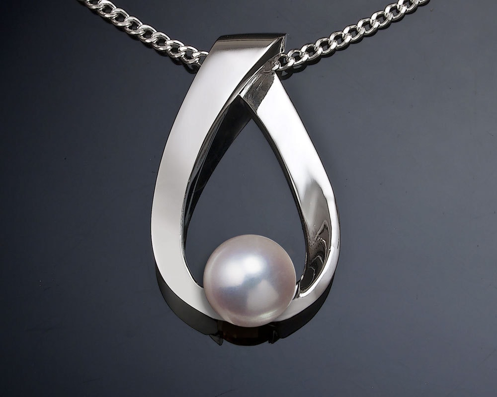 ★★★★★ 'Verbena Place always has great pieces, this was no exception.' Jim B. etsy.me/3JnJ9E3 #etsy #silver #women #pearlnecklace #pearlpendant #culturedpearl #junebirthstone