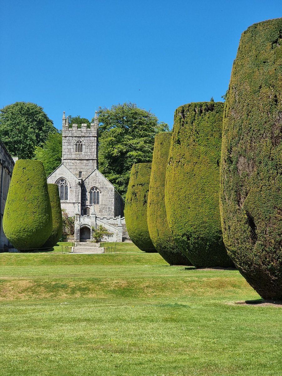 Happy Hump Day. Last weekend seems weeks ago now! We ventured out to Lanhydrock 😍 Plenty of beautiful flowers out, inspiration for some more art works!

#lanhydrock #nationaltrustsouthwest #Gardens #statelyhome #cornwall #lovewhereyoulive #raw_uk #artdabsimages