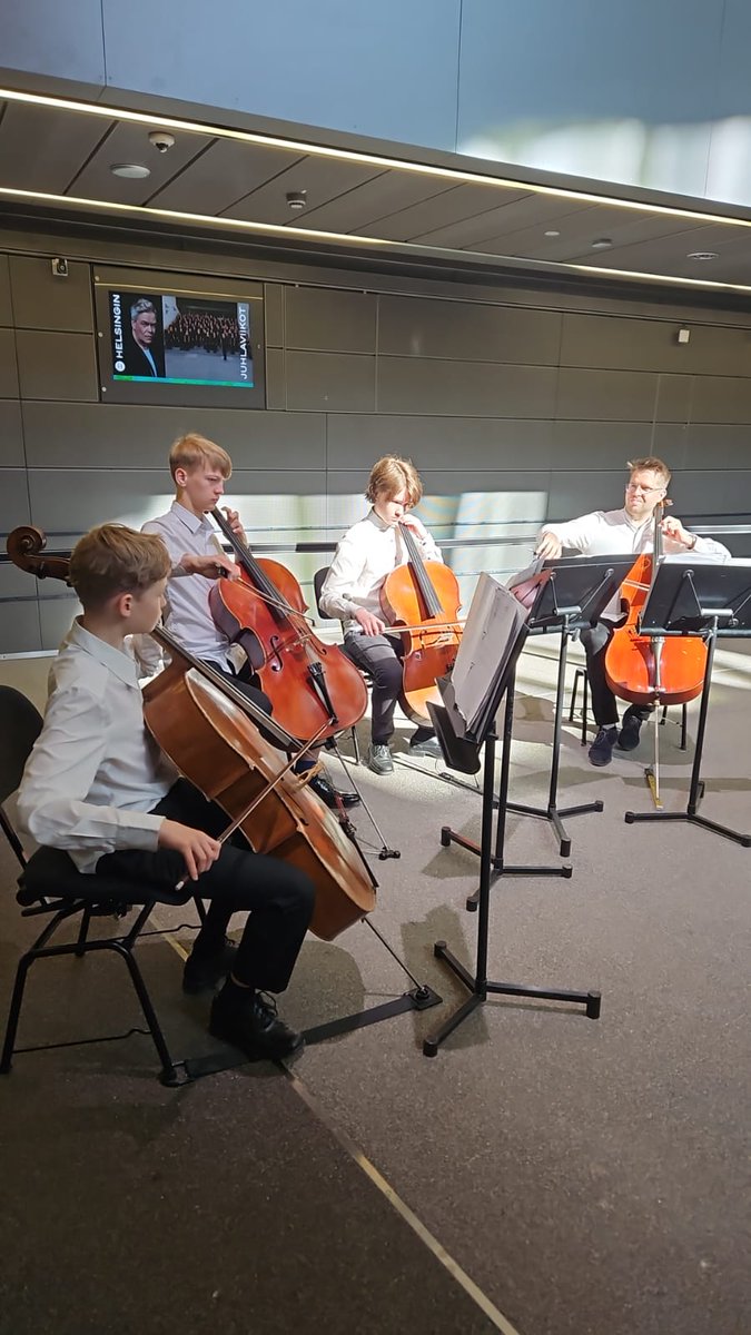 Valli_ry's tweet photo. Vuosittainen DigiAgeTalk on alkanut Helsingin Musiikkitalolla Keski-Helsingin musiikkiopiston Sellokvartetin upeasta musiikista nauttien.
Luvassa on mielenkiintoinen ja innostava päivä, joka kokoaa yhteen yli 400 ihmistä ympäri Suomen.
#DigiAgeTalk #digiosallisuus #ParempiVanhuus https://t.co/2ohj9fSjzM