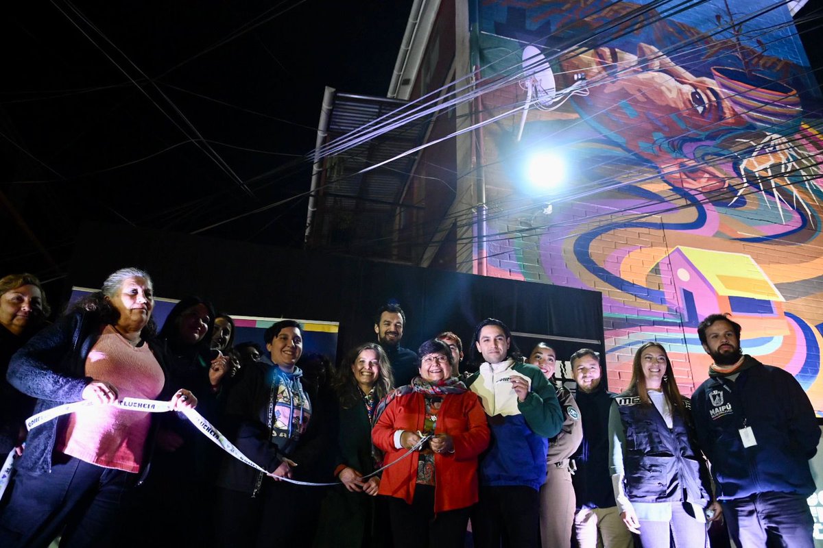 Gob_Santiago's tweet photo. Hoy inauguramos un nuevo mural en Maipú junto a la organización #Metro21. Parte del proyecto que realizará 52 murales en toda la #RM. Hasta ahora llevamos 15, con mucha participación ciudadana y energía por este gran proyecto. Seguiremos trabajando por justicia territorial. https://t.co/y59xRCRGP0