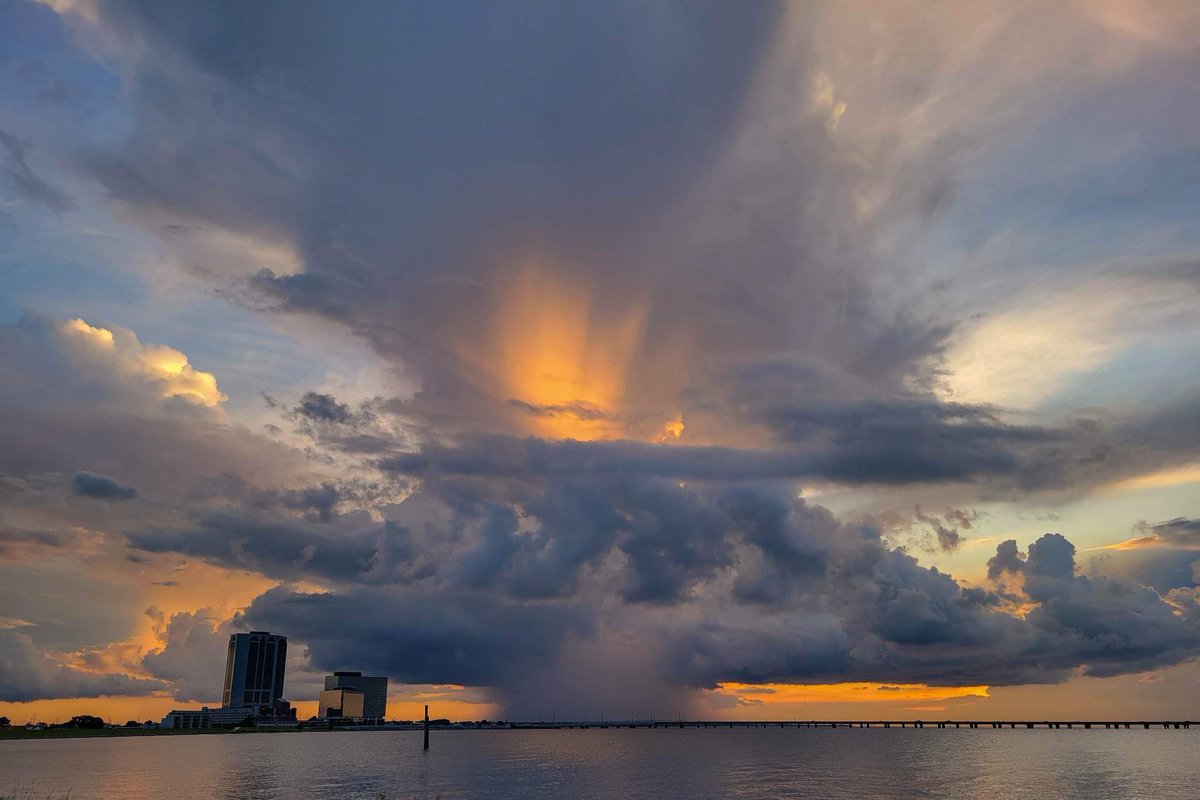 spann's tweet photo. Tonight's sunset over Lake Pontchartrain/New Orleans… photo from George Shuman https://t.co/o00QZ0198s