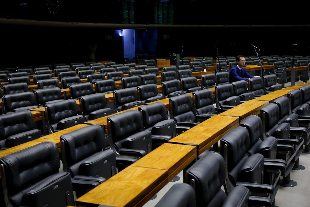 choquei's tweet photo. 🚨GRAVE: Ex-deputado bolsonarista Deltan Dallagnol faz ensaio fotográfico sozinho na câmara dos deputados após ter o mandato cassado. https://t.co/LyiAOdSKMu