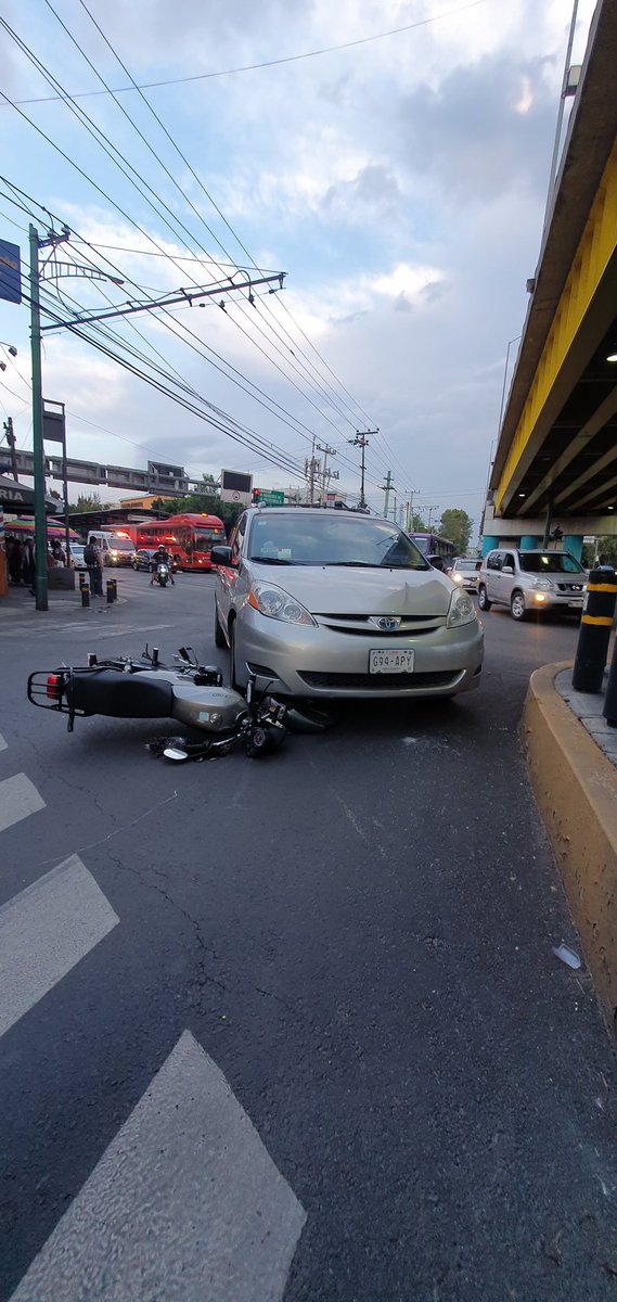 NickyEnBici's tweet photo. Me cambié de trabajo y tengo que tomar avenidas muy conflictivas, es muy triste el abandono que hay a las zonas de la periferia en temas de movilidad🚴‍♀️
Hoy fue mi segundo día en bici y ya me tocó ver un accidente por la negligencia de conductores.
@TuAlcaldiaGAM @AzcapotzalcoMx https://t.co/XWz68ruI8T