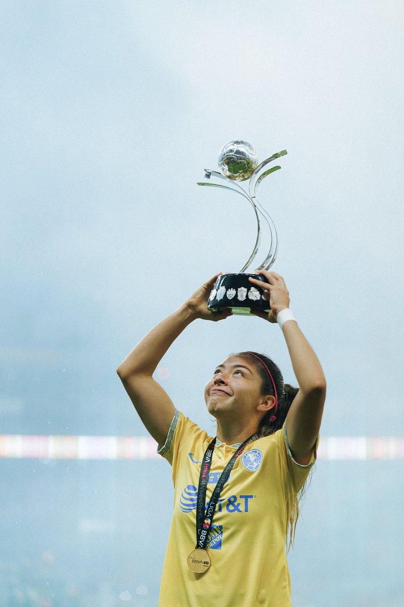 Katty Martínez fue elegida como la mejor jugadora de la gran final⭐

✅ MVP ida y vuelta🥇🥇
✅ 2 goles ⚽⚽
✅ 1 asistencia 🅰️
✅ Campeona 🏆

La foto de <a href="/kattyabad10/">Katty Abad</a> levantando la segunda del Club América Femenil💙🦅💛

📸<a href="/andreatrega/">Andrea</a>