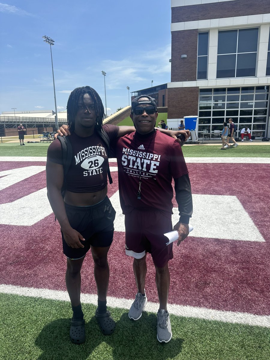 TravisHarden19's tweet photo. Great camp today @HailStateFB. Thank you Coach Hughes and @CoachGregKnox for the knowledge you shared with me. @CoachMike2Will @_CoachWilks @ArRecruitingGuy @PrepRedzoneAR @FitnessBane @Kings_Son @CoachBA1010 @coachbailey_abc https://t.co/ZZauNJ6hqn