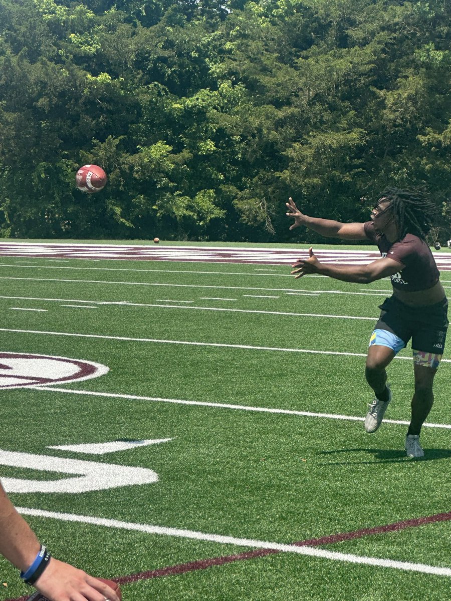 TravisHarden19's tweet photo. Great camp today @HailStateFB. Thank you Coach Hughes and @CoachGregKnox for the knowledge you shared with me. @CoachMike2Will @_CoachWilks @ArRecruitingGuy @PrepRedzoneAR @FitnessBane @Kings_Son @CoachBA1010 @coachbailey_abc https://t.co/ZZauNJ6hqn