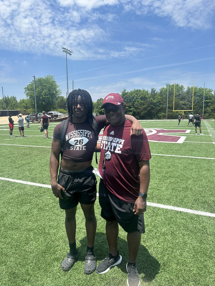 TravisHarden19's tweet photo. Great camp today @HailStateFB. Thank you Coach Hughes and @CoachGregKnox for the knowledge you shared with me. @CoachMike2Will @_CoachWilks @ArRecruitingGuy @PrepRedzoneAR @FitnessBane @Kings_Son @CoachBA1010 @coachbailey_abc https://t.co/ZZauNJ6hqn