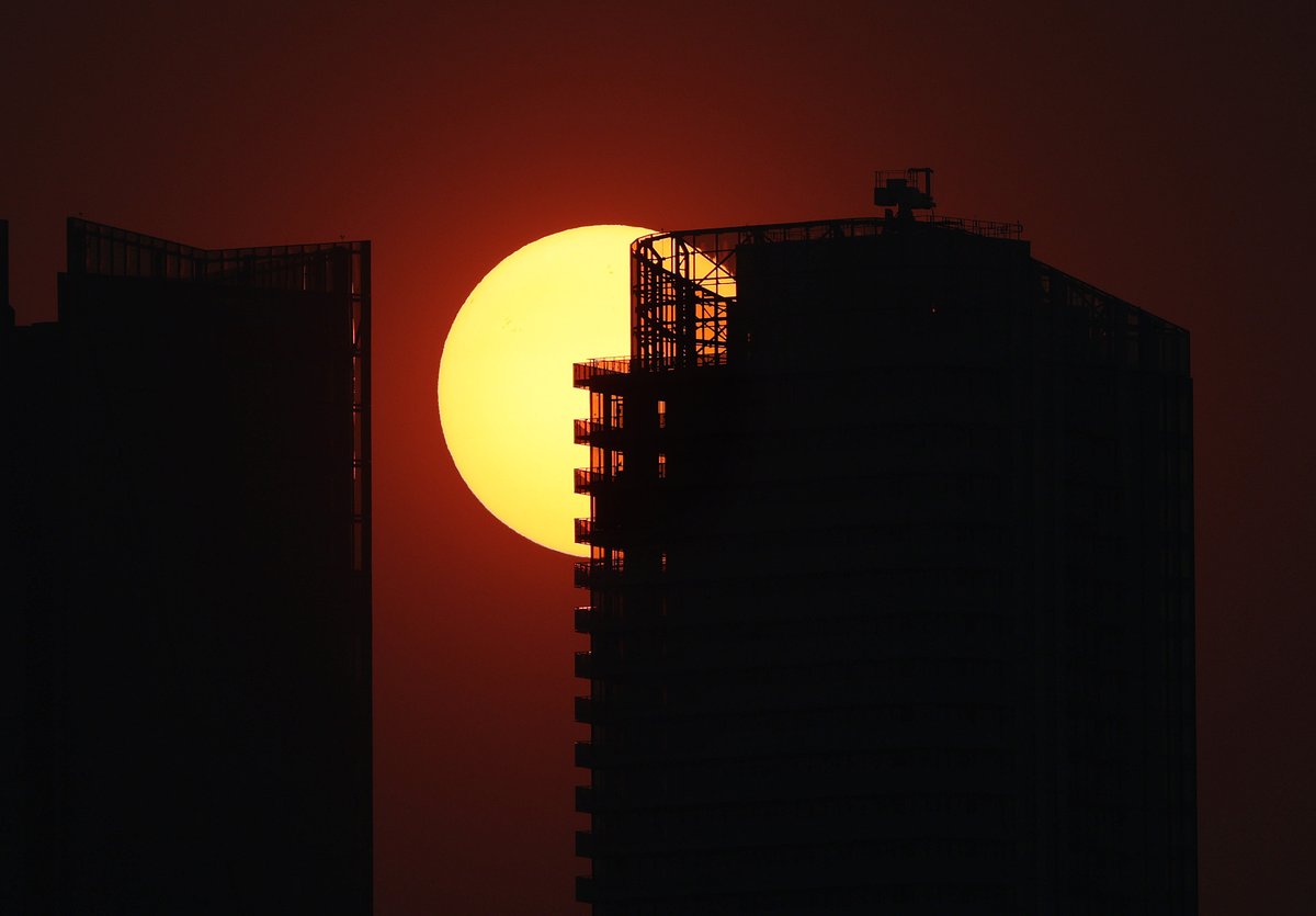SteveRussell's tweet photo. Smokey sunset over Toronto.
Track the smoke here - https://t.co/RDjgoQX9pc
#onstorm #fire #firehaze #hazyToronto #forestfires https://t.co/FmGL4MWGSX