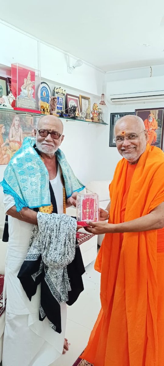 ParmatmanandJi's tweet photo. Happy to have Pujya Morari Bapu #Arshavidya Mandir.His devotional presence coupled with humility had incredible impact.Discussed #AcharyaSabha agenda & few other issues concerning Dharma.@AvdheshanandG @alok_bhatt @chitrakutdham09 @Sadgurudev_Goa @Deenamehta #JaiSiyaRam https://t.co/7dxMZsxo5w