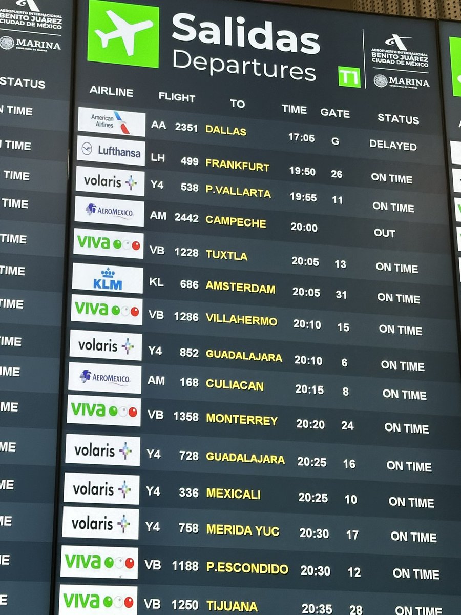 Luboymx's tweet photo. @VivaAerobus ayuda! Por un error en las pantallas del aeropuerto que marcaba una hora diferente a la de despegue, perdí el avión y nadie me quiere ayudar. Estoy aquí varado. Iba rumbo a Tuxtla https://t.co/m68mHhoM5z