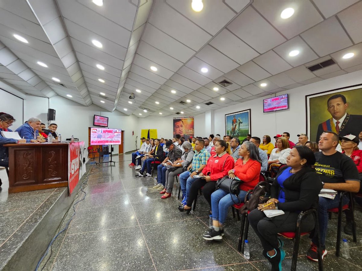 Hoy se realizó la reunión conjunta de los EPE del ⁦<a href="/PartidoPSUV/">PSUV</a>⁩ y de la ⁦<a href="/JuventudPSUV/">Juventud PSUV</a>⁩ de Apure. Se debatieron los elementos de la coyuntura y el plan para las marchas que comienza con marchas el viernes en San Fernando y Achaguas ⁦<a href="/NicolasMaduro/">Nicolás Maduro</a>⁩