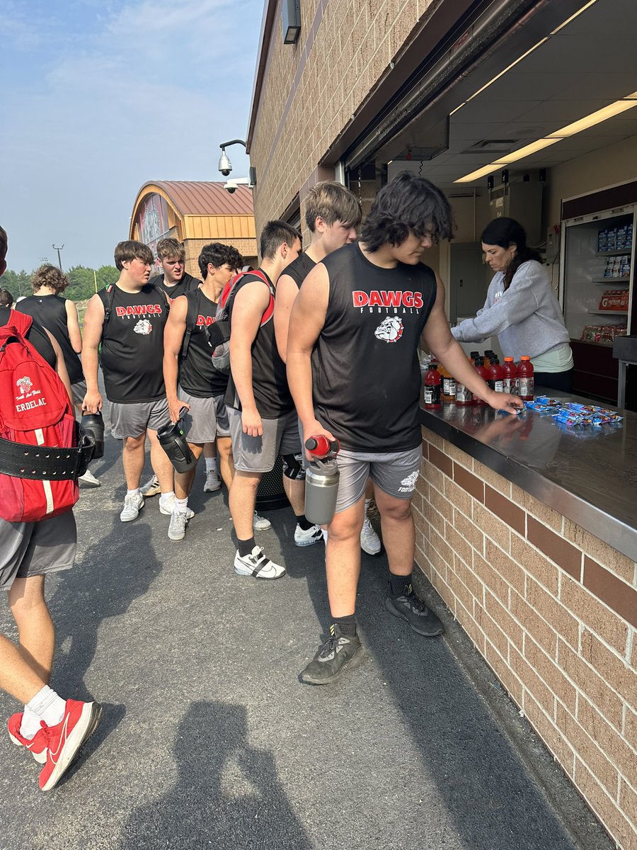 CPdogsfootball's tweet photo. Thanks to all
Our wonderful parents for donating Gatorade and Protein Bars for our Nutrition Break between Lifting and On-Field Drills. https://t.co/gk2r3hBSx4