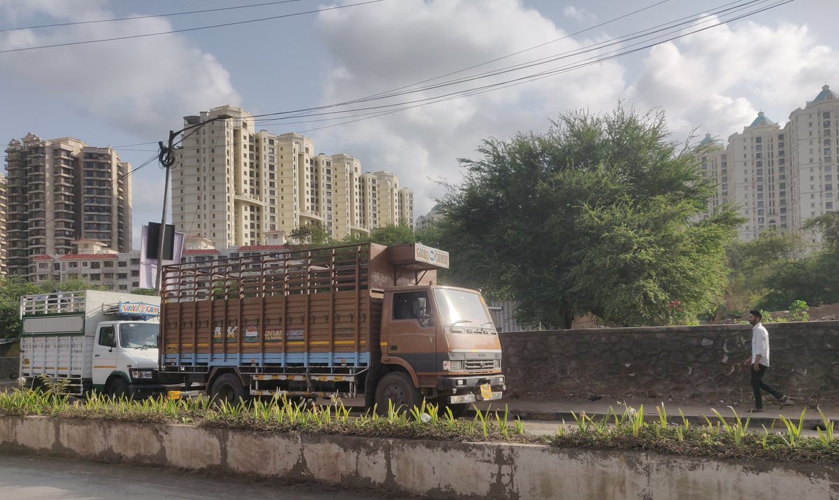 @ChandivaliCCWA @MTPHereToHelp @MumbaiPolice @mybmcWardL @mybmc @mashrujeet @SawantAnagha @PrajaktaKasale @richapintoi @powaiinfo @mypowai @PlanetPowai The trucks are back the cute little pots are gone.