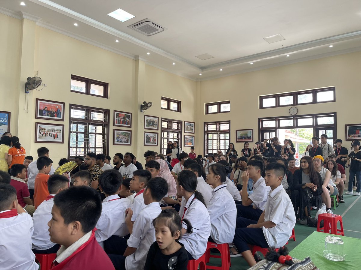 Staffordshire University students working on community project at SOS Village for children Hai Phong. #proudtobestaffs #CommunityFirst #CulturalTour #humanity @TuringScheme_UK @UKinVietnam @Ambassador_Long @cdesouthall @sd_waterworth @StaffsUni @BusinessStaffs