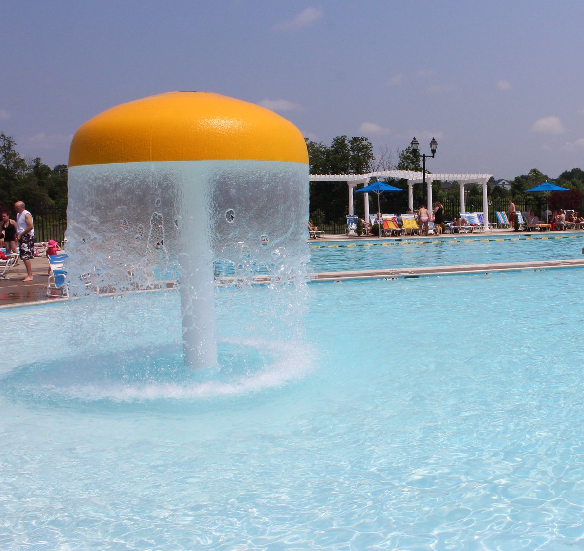 Qué ganas de ser un hongo de balneario. No trabajar, puro cubrir a la gente bajo tu manto acuático.