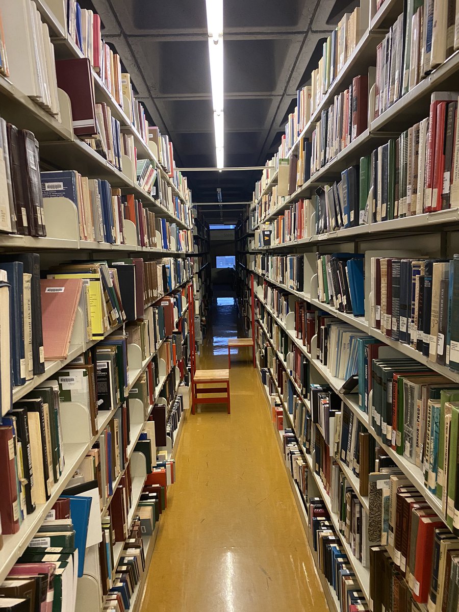 ZeaiterLana9's tweet image. So many books, so little time ⏰
#McGill #McgillLib #Redpath