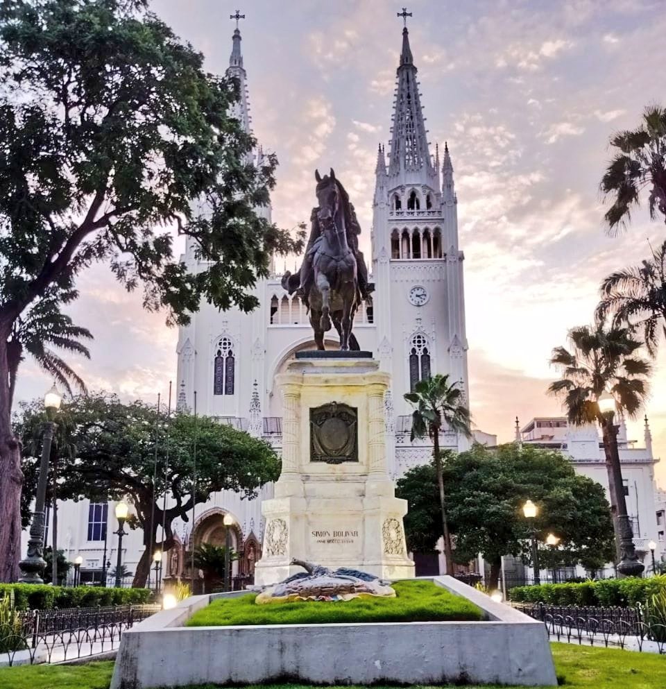 Communitysimone's tweet photo. #¡Descubre la grandeza de la historia en Plaza Bolívar de Guayaquil! 🏛️🇪🇨 Admira el imponente monumento a Simón Bolívar y sumérgete en su legado de libertad y lucha. 🗽✨ 😍👏 #PlazaBolivar #SimónBolivar #TurismoGuayaquil #Historia #Ecuador #Guayaquil #ParqueDeLasIguanas https://t.co/uNd71Xa7Ct