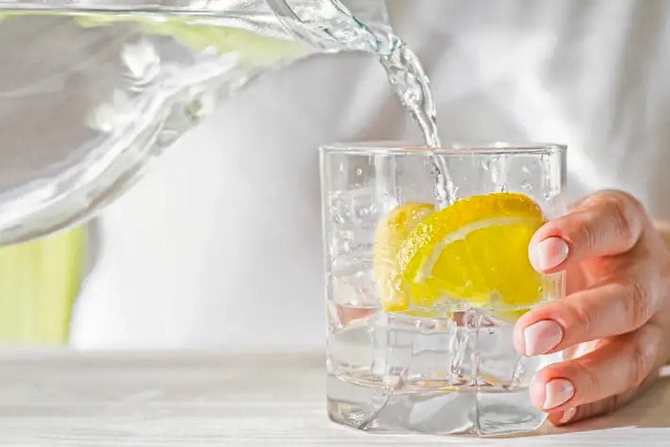 nancyw2810's tweet image. Drink more lemon water! 🙂🍋💦
Our lymphatic system is 95 percent water — and staying hydrated throughout the day will help nourish your cells and assist your lymph’s flow!

#lymphaticmassage #scottsdale #az #detox #drinkmorewater