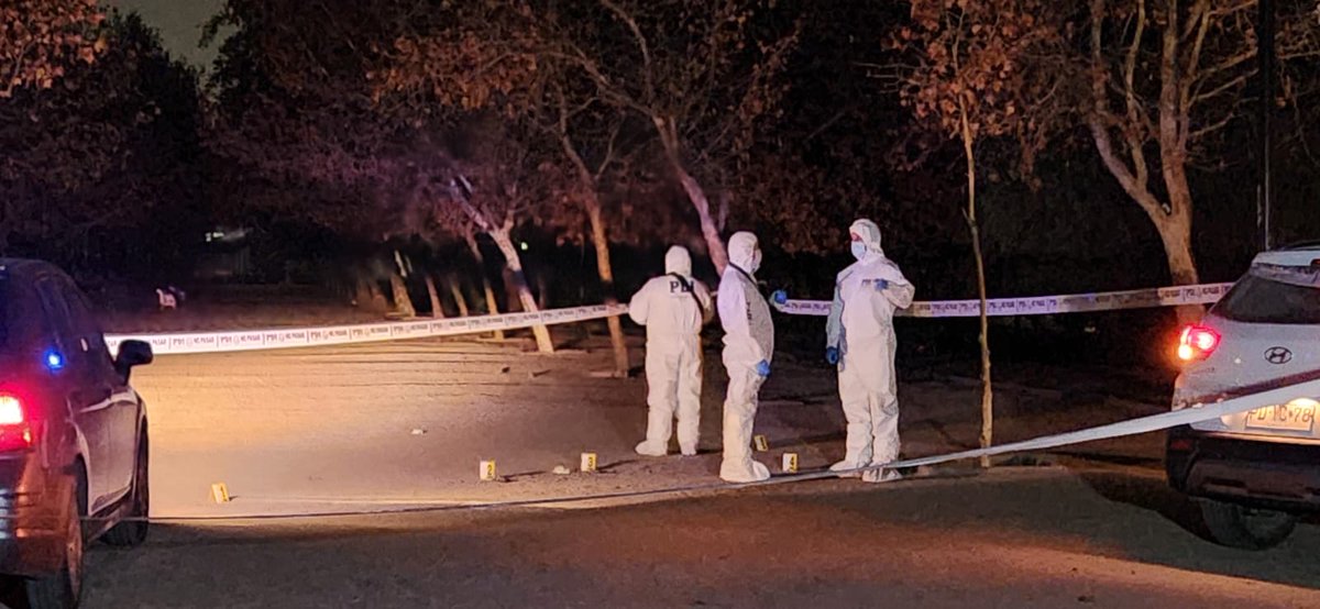 PDI_CHILE's tweet photo. [AHORA] Brigada de Homicidios trabaja en Sitio de Suceso por Homicidio Frustrado en contra de inspector de la Brigada de Delitos Sexuales, quien fue agredido con un arma cortopunzante mientras desarrollaba diligencias investigativas en Parque de Los Reyes, comuna de Santiago. https://t.co/a3fppwbA1p