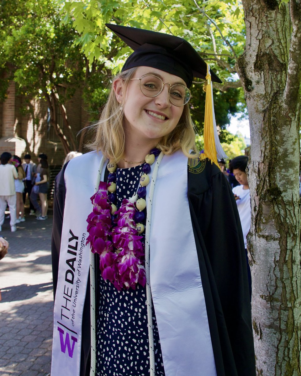 sarkahle's tweet photo. in the blink of an eye… 🎓 #UWCOMM23 https://t.co/6wLzgLUu4I