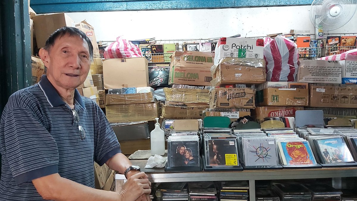 frusciantesgf's tweet image. mang greg is a seller from recto, cartimar. he sells cds and kanina habang nabili ako, nagkkwento siya na sobrang hina daw ng benta recently. sabi niya ayain ko daw mga kaibigan ko bumili, kaya pinaalam ko kung pwede ko ba siya ipost online. (1/3)