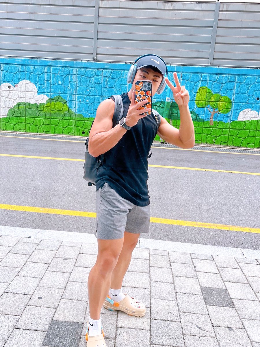 dam on Twitter "To pull crocs off you need to be about this