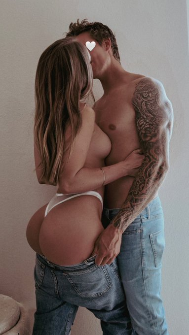 Get naked with me.. 👅 https://t.co/qEJbvOluol