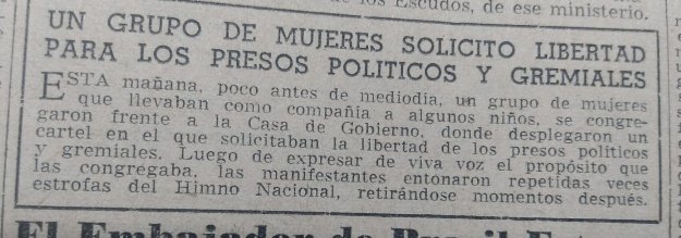 Plaza de Mayo, diciembre de 1956. Un grupo de mujeres, con compañía de algunos niños, reclaman la libertad de presos políticos y gremiales. Plena vigencia del decreto 4161, dictadura de Aramburu.