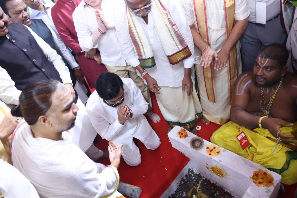 CMOMaharashtra's tweet image. नवी मुंबई | उलवे येथे १० एकर परिसरात साकारण्यात येणाऱ्या तिरूमला तिरुपती देवस्थानच्या श्री वेंकटेश्वरा स्वामी वारी मंदिराचे भूमिपूजन मुख्यमंत्री @mieknathshinde आणि उपमुख्यमंत्री @Dev_Fadnavis यांच्या हस्ते आज करण्यात आले.
सर्वांना आनंद देणारा हा सोहळा असून आजचा दिवस सर्वांसाठी…