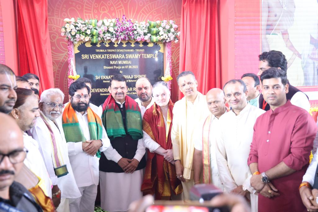CMOMaharashtra's tweet image. नवी मुंबई | उलवे येथे १० एकर परिसरात साकारण्यात येणाऱ्या तिरूमला तिरुपती देवस्थानच्या श्री वेंकटेश्वरा स्वामी वारी मंदिराचे भूमिपूजन मुख्यमंत्री @mieknathshinde आणि उपमुख्यमंत्री @Dev_Fadnavis यांच्या हस्ते आज करण्यात आले.
सर्वांना आनंद देणारा हा सोहळा असून आजचा दिवस सर्वांसाठी…