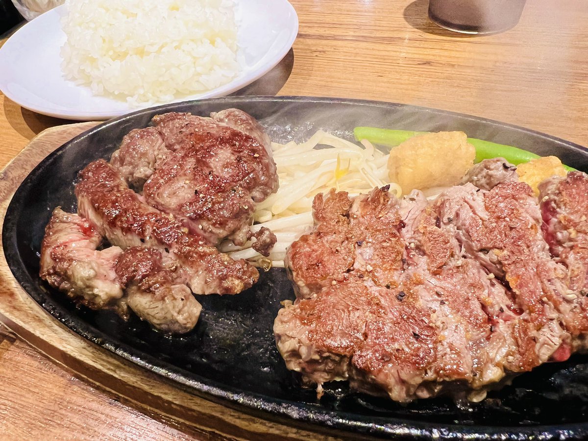 nochinemu's tweet photo. スタッフとタケる🥩 https://t.co/e0y2B2QeDV