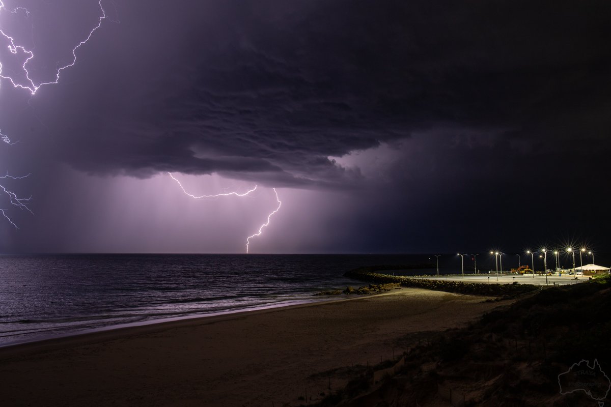 Mattorrz's tweet photo. A few snaps of last night's storm rolling through Adelaide.
#Adelaide #AdelaideWeather #AdelaideLightning #WeatherPhotography #StormChaser #Lightning #storm #CanonCollective
@CanonAustralia @ChelseaCarey_9 @CityofAdelaide @BOM_SA https://t.co/gkCcV1SJNu