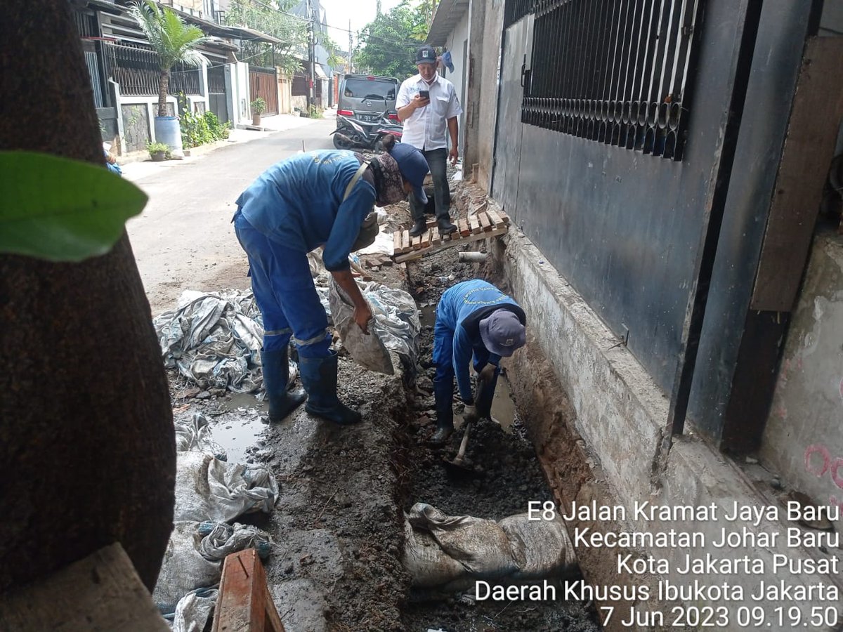 Giat Satgas SDA Kec. Johar Baru, normalisasi saluran di Jl. Kramat Jaya Baru Blok E8 RT.06&10 Kel. Johar Baru Kec. Johar Baru.
@DKIJakarta
@BPBDJakarta
@BeritaJakarta
#PasukanBiru 
#SiagaTanggapGalang
#OperasiSiagaIbuKota
#JagaJakarta
#JAKI
#SuksesJakartauntukIndonesia