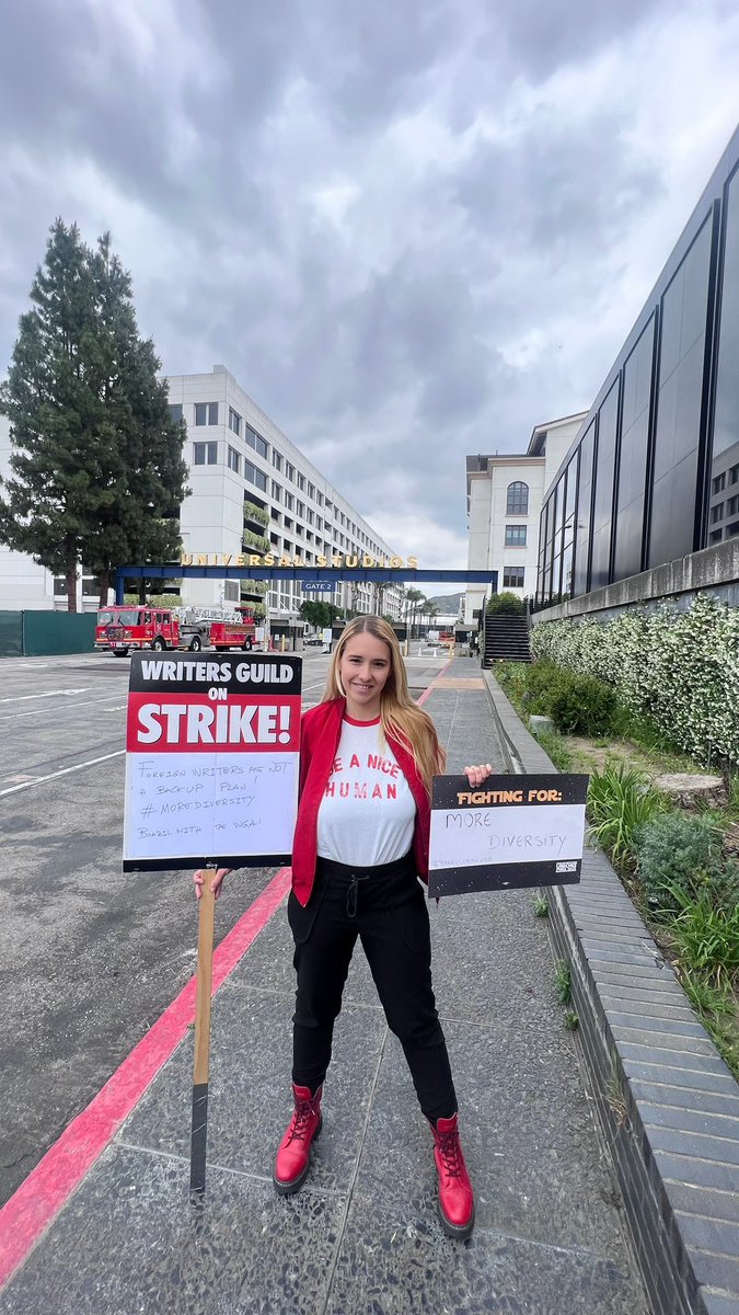 carolinamunhoz's tweet photo. Universal gate today! 🪧 Let's go! They can block the sidewalk, but not our spirits! #BeANiceHuman @WGAWest https://t.co/EDV0d6wTS9