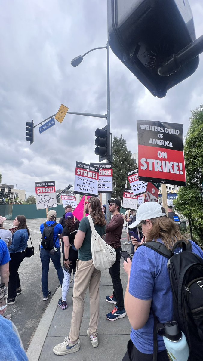 carolinamunhoz's tweet photo. Universal gate today! 🪧 Let's go! They can block the sidewalk, but not our spirits! #BeANiceHuman @WGAWest https://t.co/EDV0d6wTS9