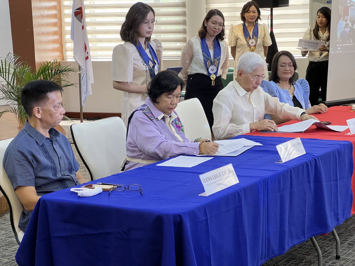 Proud to be signing a reintegration partnership with ⁦<a href="/DtiPhilippines/">DTI Philippines</a>⁩ Sec Fred Pascual on business mentorship programs for OFWs ;-) ⁦<a href="/HansCacdac/">Hans Cacdac</a>⁩ Happy Migrant Workers' Day!
⁦<a href="/pcogovph/">Presidential Communications Office</a>⁩ ⁦<a href="/pnagovph/">Philippine News Agency</a>⁩