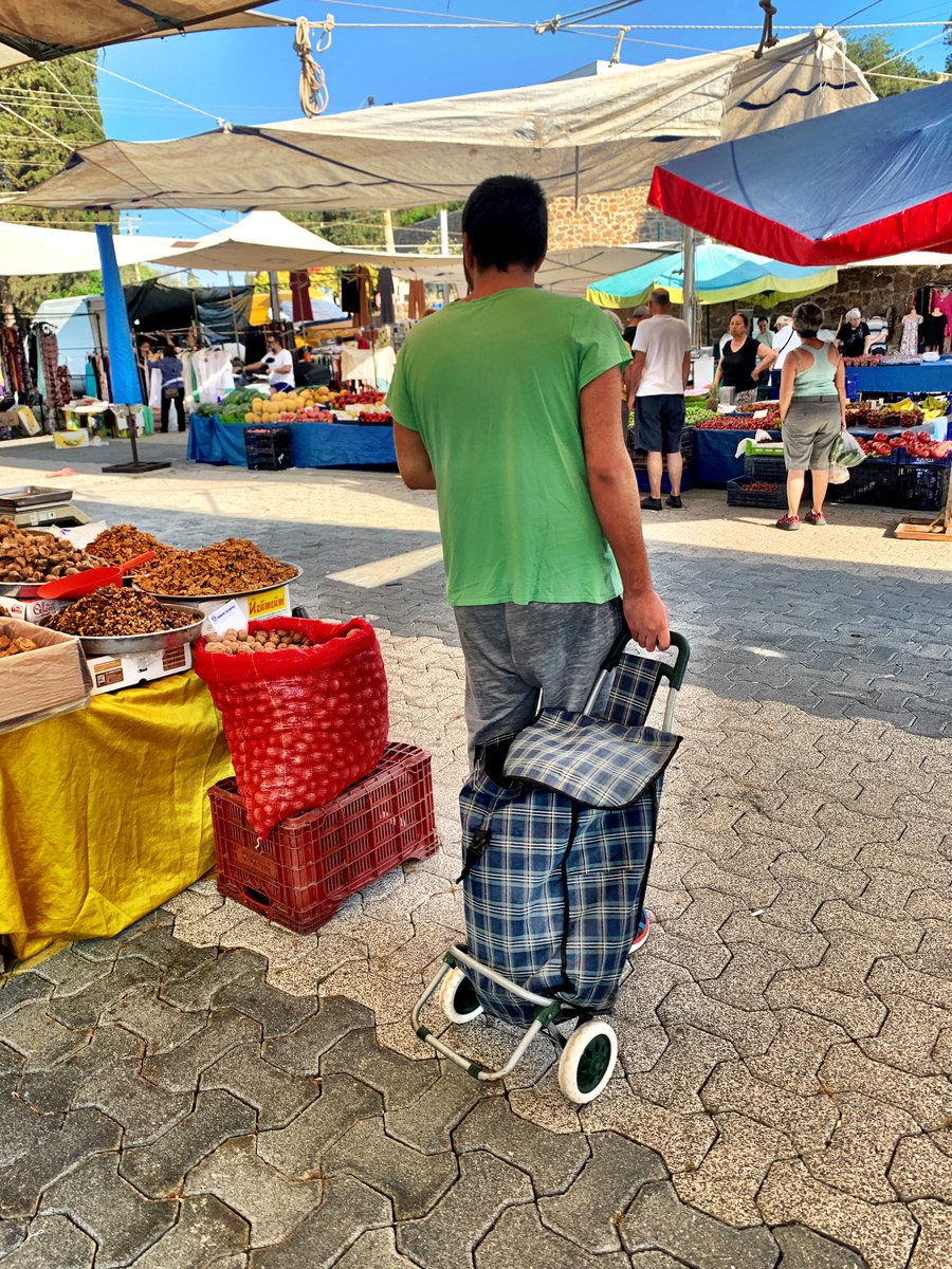 Pazar alışverişi sabahın erken saati ilk işimiz. Seçim bitince şehri bırakıp geldik. Bizi tanıyan komşu pazarcı esnafı Ozan’a hadi patatesi sen seç parayı bana sen ver, al bu da para üstü diye bir eğitmen gibi bize yardımcı oldu, yüzümüzü güldürdü sağ olsun. #ozaniko #otizm