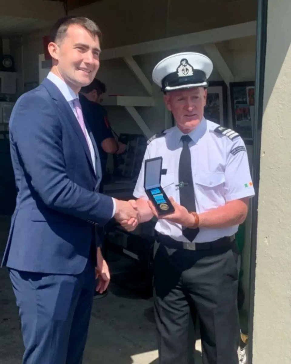 Ballyglass Coast Guard Unit celebrated their 100th year Anniversary. Minister Jack Chambers praised all the volunteers for their commitment and support. Following the unveiling of a plaque, the minister presented our OIC Michael G Hurst with his 20 year service medal🏅
