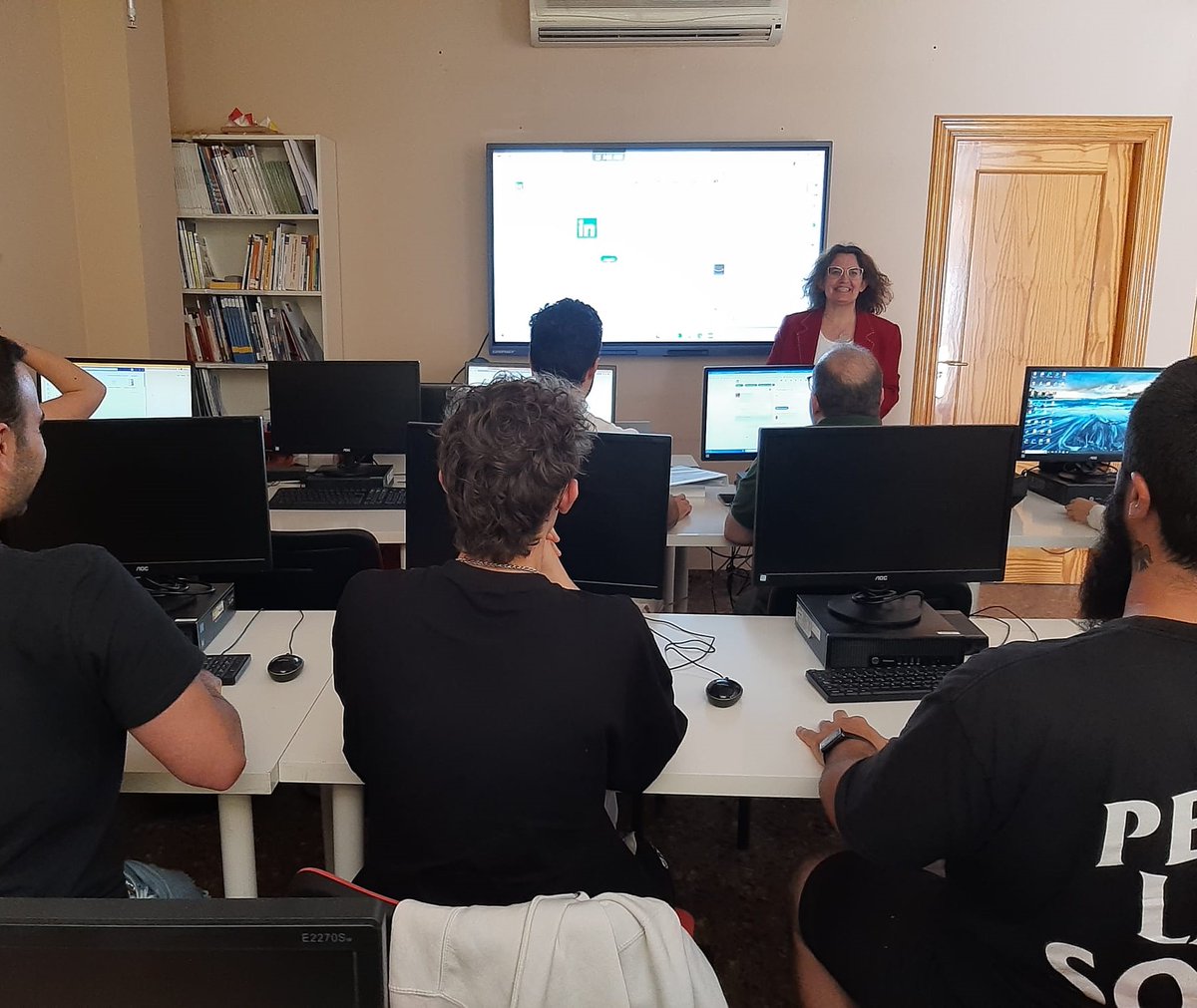 Ayer, de nuevo nos sumergimos en el poderoso mundo de LinkedIn, en esta ocasión con un grupo de jóvenes informáticos que están trabajando su marca personal.

¡Gracias a todxs por vuestro interés y compromiso en esta emocionante jornada de aprendizaje en <a href="/FormacionaXXI/">Formación Avanzada</a> !