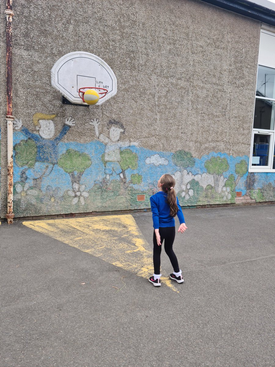mrsmitchell_l's tweet photo. Some basketball skills for PE on Tuesday 😃 #bantActive https://t.co/zR0p0zAylV