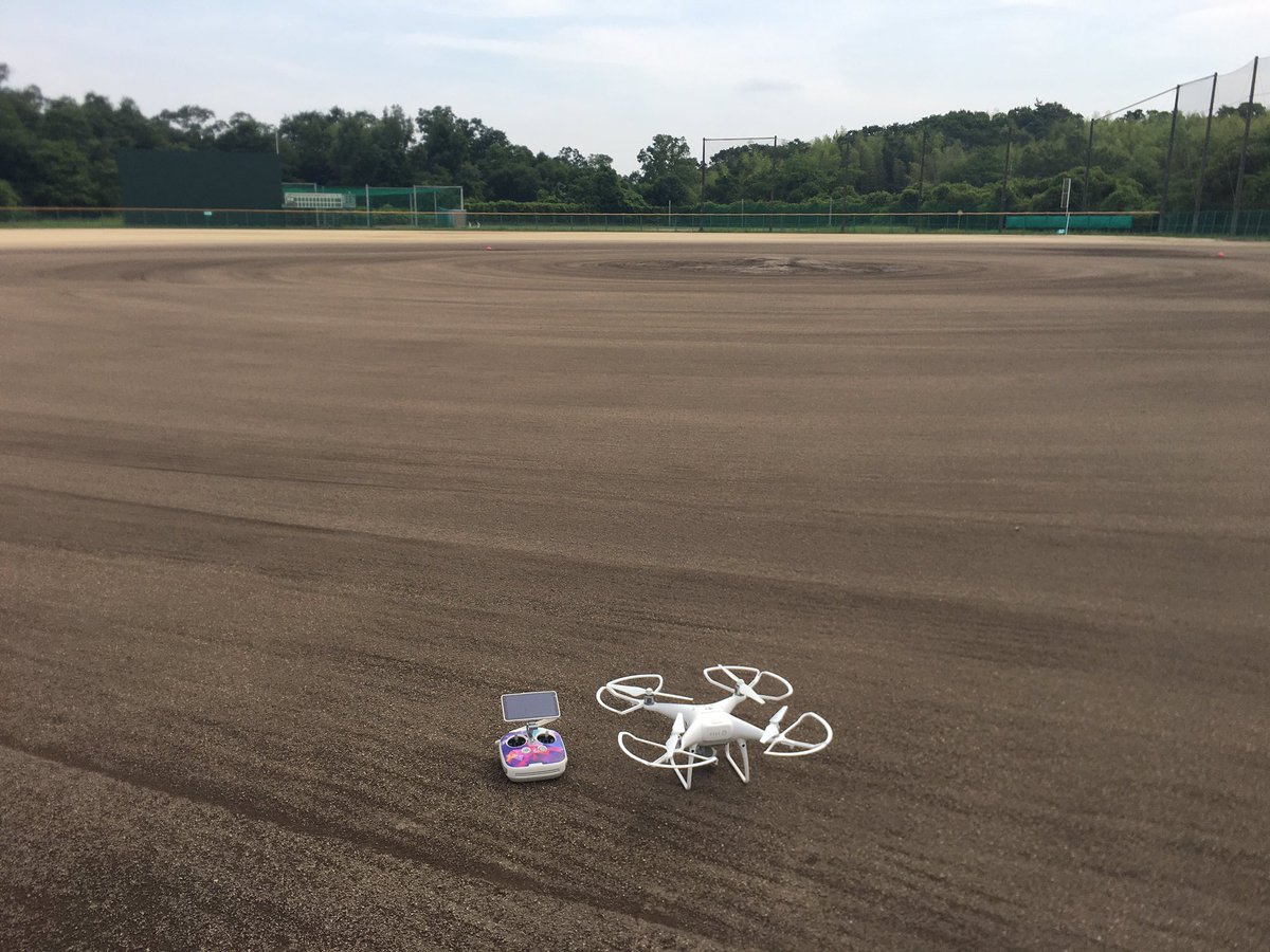 55minamin55's tweet photo. 【うぐいす鳴いてる!】
大阪府枚方市で、空撮待機中。
鶯がホーホケキョ♪と鳴き、
晴れて爽やかな風が気持ちいい。
自宅には、ようやく「MLIT」から
"ドローン二等免許"が届いたみたいです。
#ドローン空撮
#Phantom4proplusv2
#枚方市 https://t.co/huHo034Yh6