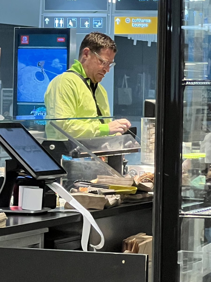 Mittwochmorgen 05:45 am Flughafen in München. #Eberl 
Ein Narr, der Böses dabei denkt.