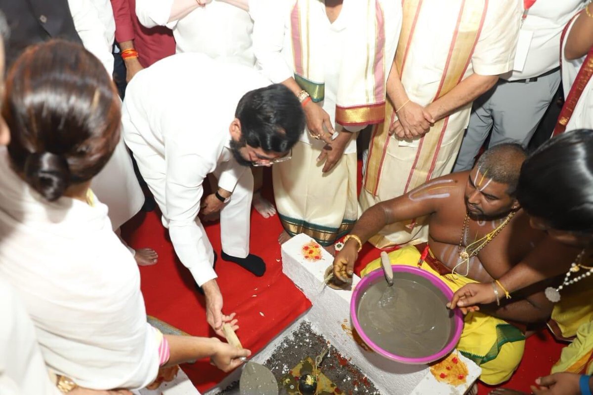 mieknathshinde's tweet image. श्री तिरुमला तिरुपती देवस्थानच्या वतीने नवी मुंबईतील उलवे येथे नव्याने तयार करण्यात येत असलेल्या श्री व्यंकटेश्वराच्या मंदिराचा भव्य भूमिपूजन सोहळा आज अतिशय पवित्र वातावरणात पार पडला. यावेळी उपमुख्यमंत्री @Dev_Fadnavis हेदेखील सोबत होते.

या भूमिपूजन सोहळ्याच्या सगळ्यांना…