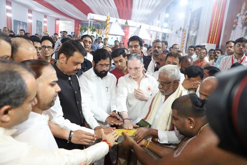 mieknathshinde's tweet image. श्री तिरुमला तिरुपती देवस्थानच्या वतीने नवी मुंबईतील उलवे येथे नव्याने तयार करण्यात येत असलेल्या श्री व्यंकटेश्वराच्या मंदिराचा भव्य भूमिपूजन सोहळा आज अतिशय पवित्र वातावरणात पार पडला. यावेळी उपमुख्यमंत्री @Dev_Fadnavis हेदेखील सोबत होते.

या भूमिपूजन सोहळ्याच्या सगळ्यांना…