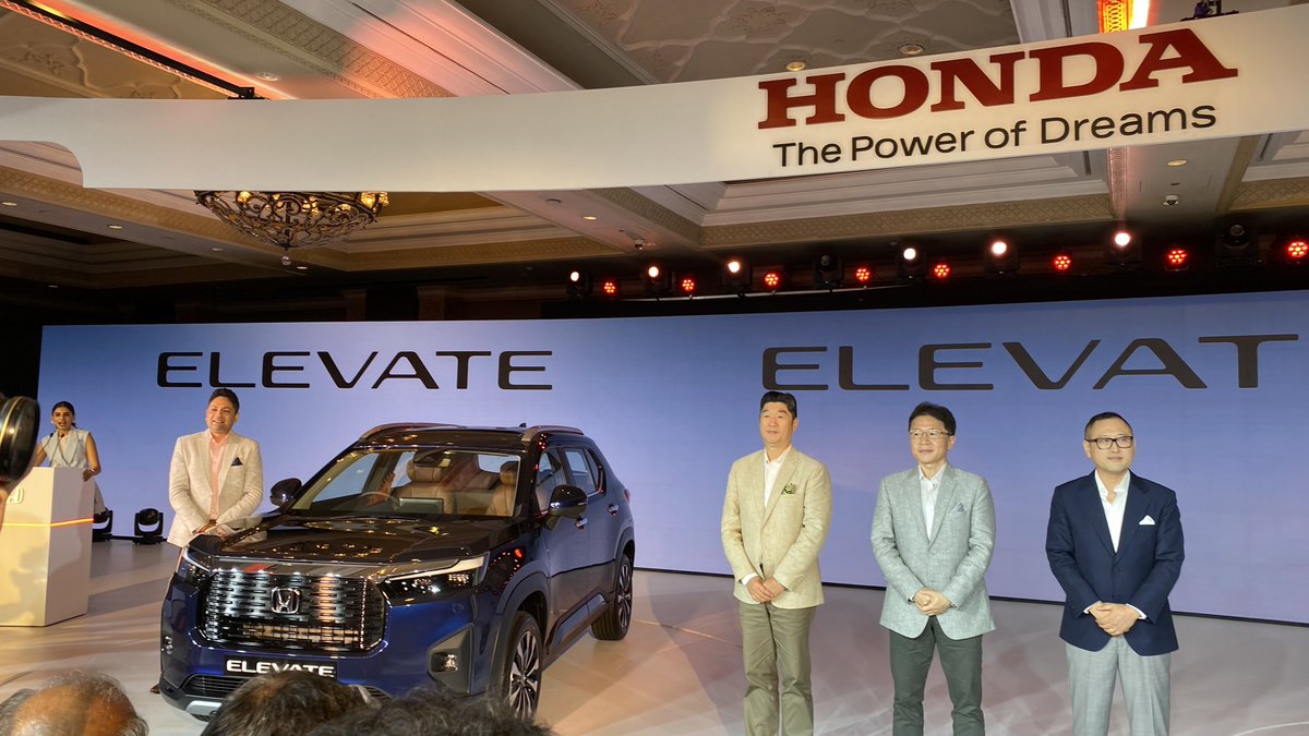 ManAndMotor's tweet image. Finally the #HondaElevate is here. In my opinion design is quite good. Elevate is offered with only 1 Engine option that is 1.5 Litre i-Vtec. The tan interior theme looks plush and premium. Let’s see the pricing and how does it drives.@HondaCarIndia #hondacar