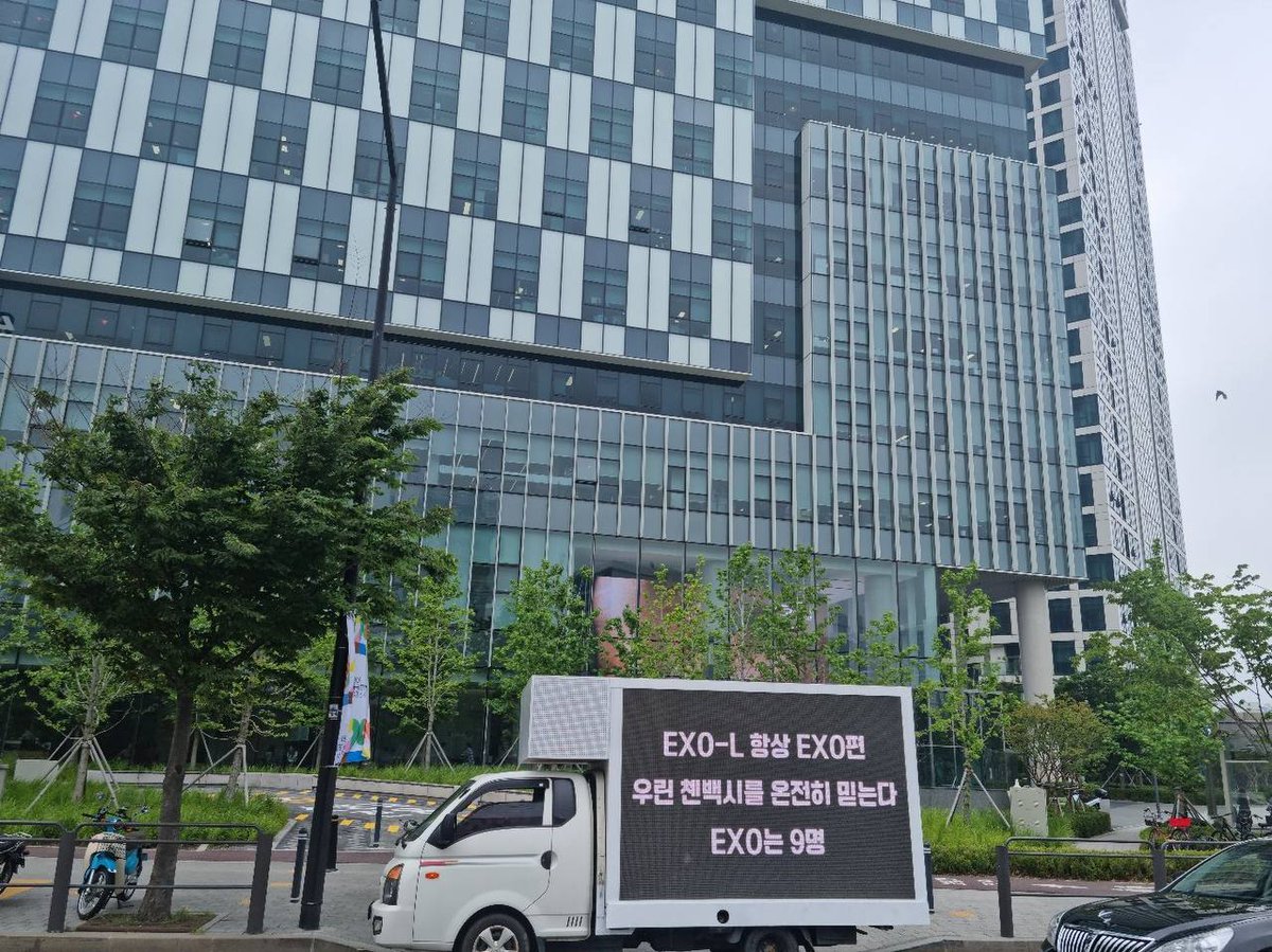 bestofbyunbaek's tweet photo. In collaboration with international fanbases, a LED truck will be outside SMEnt building today (11am-7pm KST). We hope our message reflects fans' sentiments. Thank you for your support!

#EXO를_제대로_대하는_��_선택이_아닌_책임
#우린_첸백시를_온전히_믿는다
#EXOL_항상_EXO편 https://t.co/ts8kgeGPMb