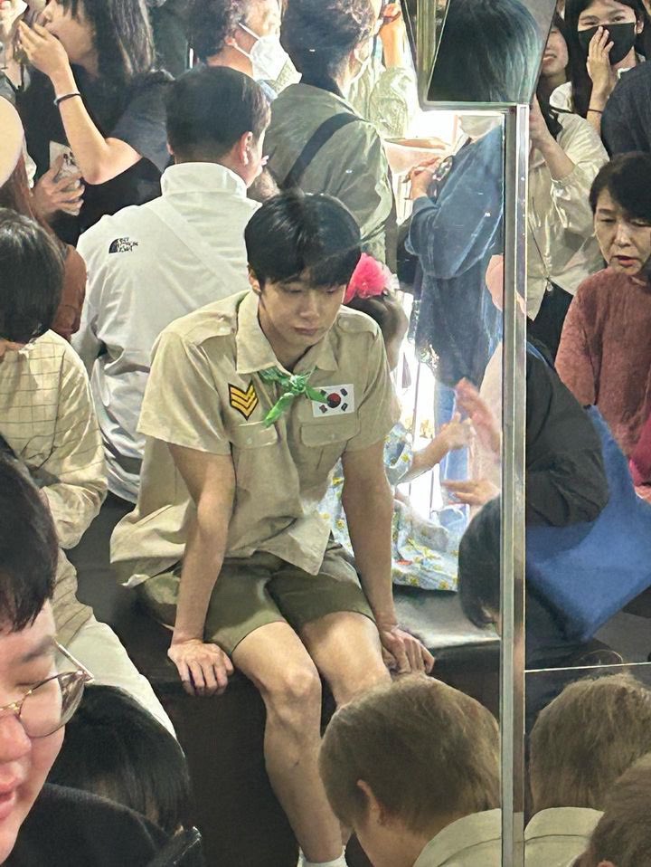 honeyneve's tweet photo. An introvert regretting his life and career choice 😭 https://t.co/oK847a493Z