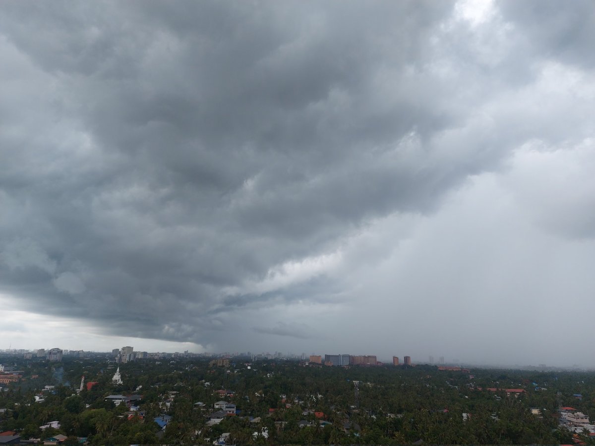arunmb's tweet photo. Looks like monsoon is here in kochi! https://t.co/mPsTzYxpwD